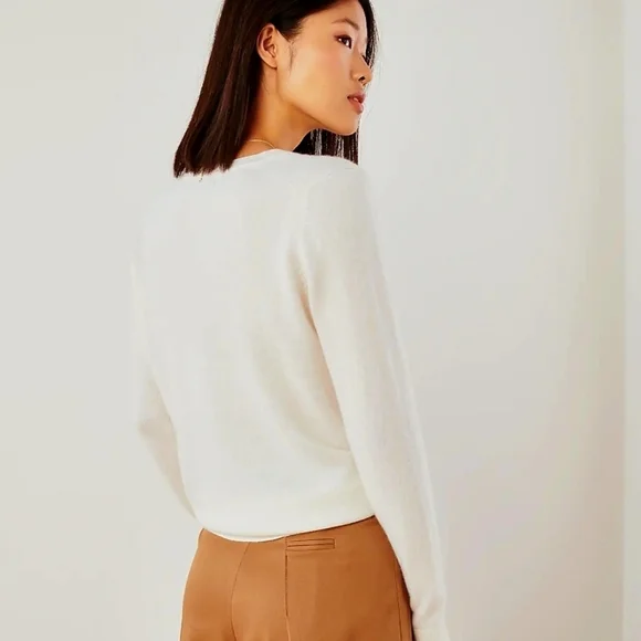 Quince Mongolian Cashmere V-Neck Sweater - Picture 5 of 8